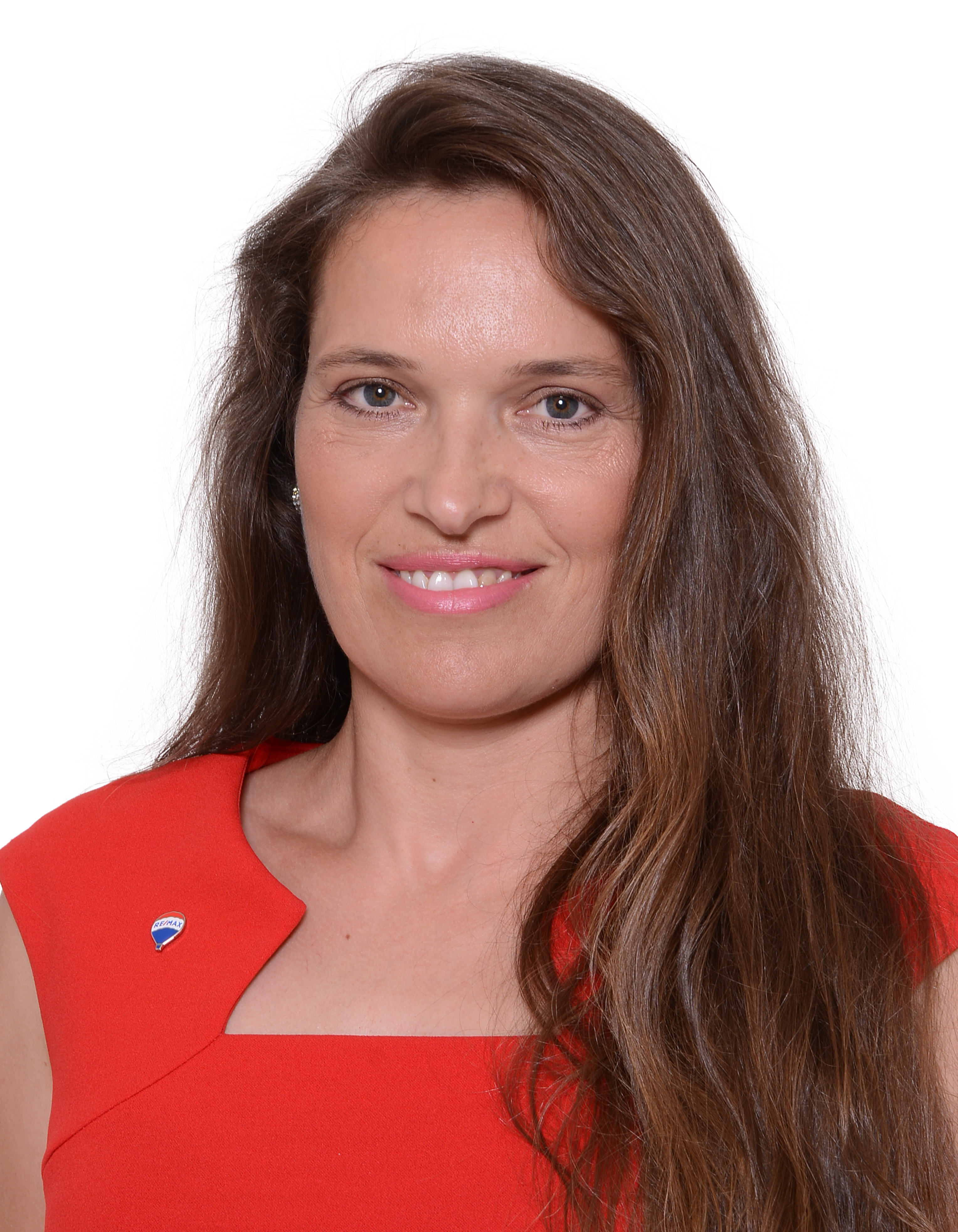 Modrá minimalistická ikona domečku s lupou, skrze lupu je vidět symbol dolaru.