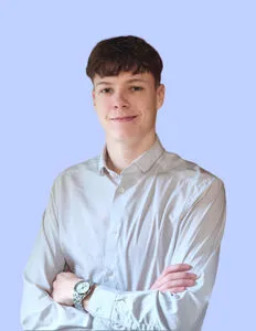 Modrá minimalistická ikona domečku s lupou, skrze lupu je vidět symbol dolaru.